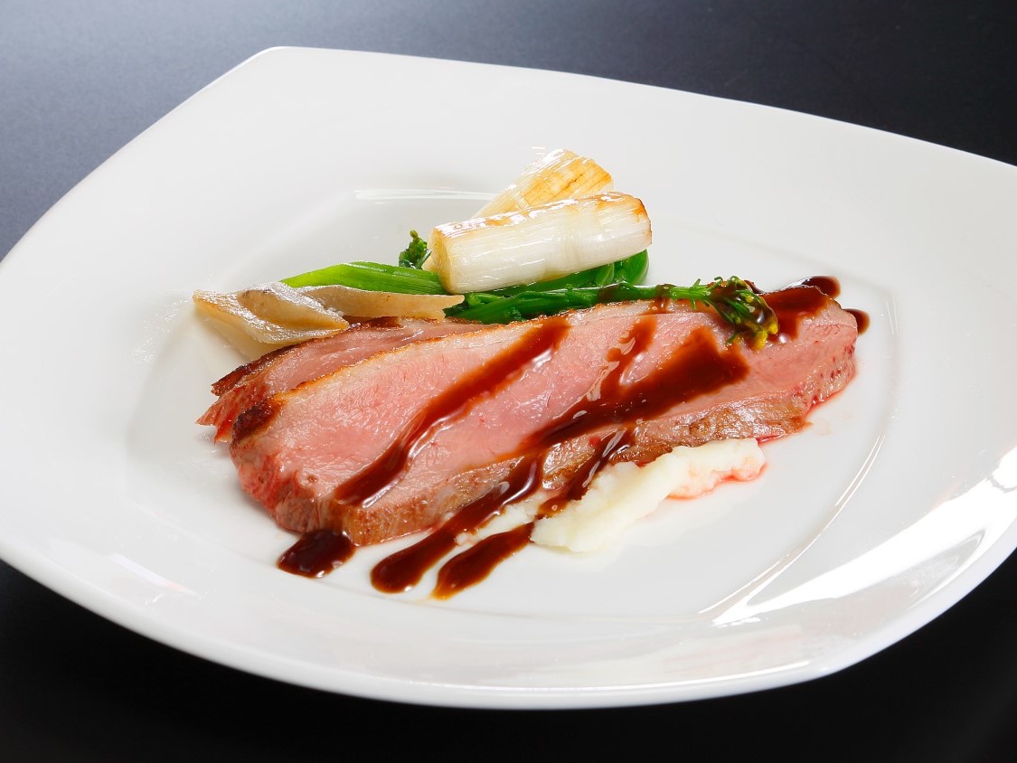 <p>11月の特別な一皿<br />
『合鴨ステーキ　バルサミコソース』</p>
